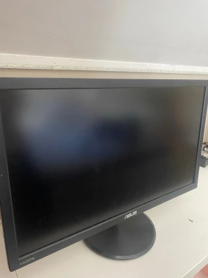 ASUS datorskärm - Säljer en svart ASUS datorskärm med. Skärmen har en rund fot som lätt går att ta av för att hänga på stativ. perfekt för gaming eller studier. 