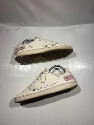 Valentino skor  - Hej! Säljer nu mina skor från märket Valentino, storlek 37 bra skick, allt på bilden ingår. Tveka inte på att höra av dig om du har frågor eller funderingar kring skorna! 