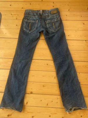 Blå bootcut jeans Lågmidjade  - Jättefina vintage Low waist jeans. W27