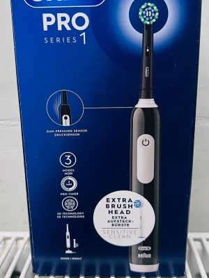 Tandborste el från Oral B NY! - Oral-B Pro Series 1 eltandborste i svart med trycksensor, tre borstlägen och 3D-teknologi. Handtaget är vattentätt och det följer med ett extra borsthuvud för känslig rengöring. Laddstation ingår. Perfekt för dig som vill ha smartare tandborstning, ny oöppnad!