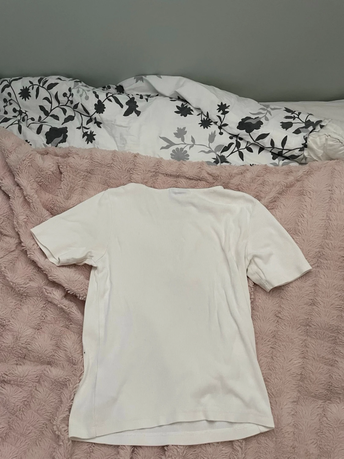 Vit ribbad t-shirt med fyrkantig ringning - 1