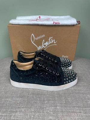 Christian Louboutin skor - Hej, säljer nu dessa svin snygga Christian Louboutin skor. Skorna är i grymt skick! Begränsat antal boxar och dustbag. Hör av dig vid frågor. 