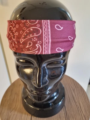 Bandanas/hårband - Bandanas/hårband  färgade. Elastisk. 23 cm bredd.6 cm hög. Trikåtyg. Elastisk. Andningsbar. Rynkfri. Polyester.