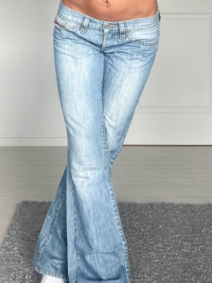 Jeans - Midjemått: 38cm eakt över, innerbenslängd: 81cm 💗