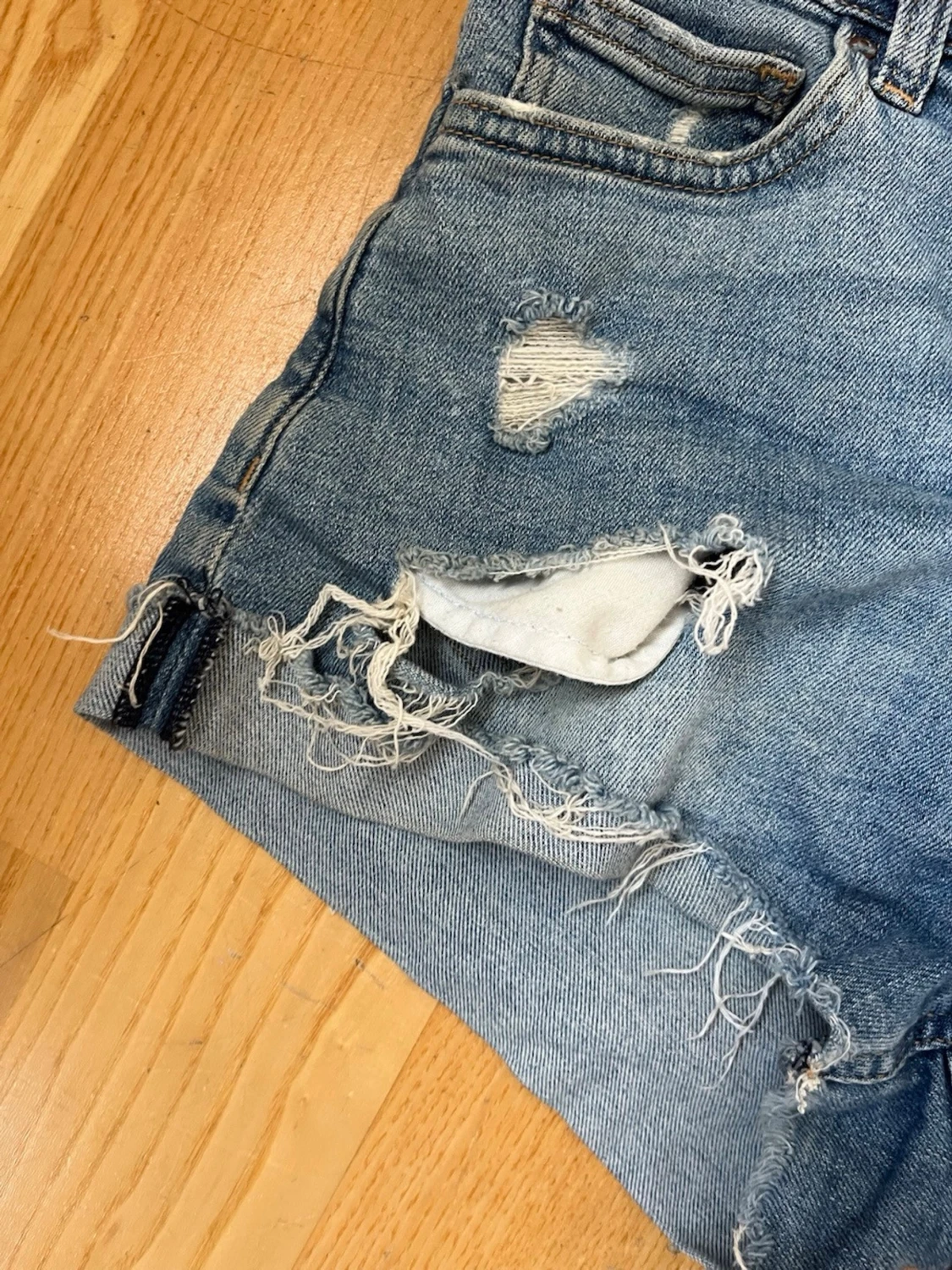 Blå slitna jeansshorts - 1