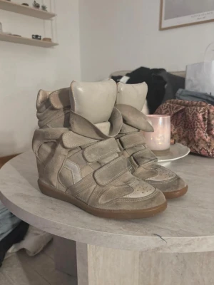 isabel marant - äkta isabel marant skor, observera att de har mycket tecken på användning och behöver kärlek. Jag har ej haft tid eller ork att tvätta dem💘 storlek 36 men passar mig som har 37