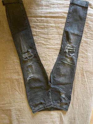 Gråa  skinny jeans med slitningar  - Stl.36 (X) Vero Moda 