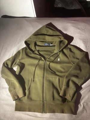 Grön zip Ralph Lauren - Säljer en mörk grön zip hoodie från Ralph lauren. Använd sparsamt i cirka 2 månader. Det är storlek S. Hör gärna av dig vid funderingar🙏🫶