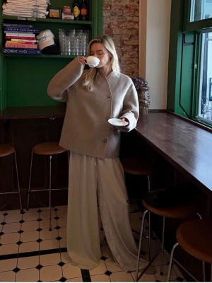 Beige kappa - Säljer en beige kappa. Knappt använd och slutsåld. 