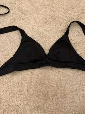 Svart bikini överdel  - Säljer en enkel och stilren svart bikini. Aldrig använd 