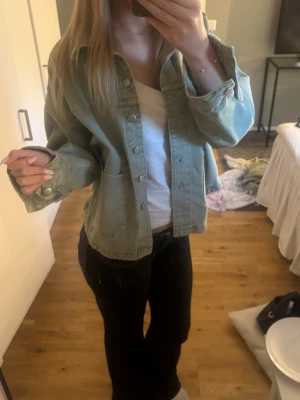 Grön jeansjacka lager 157 - Jätte fin och trendig lager 157 jacka! Har använt väldigt få gånger så den är i väldigt bra skick❤️