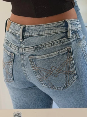 Ljusblåa jeans - Ett par ljusblåa jeans från Gina tricot. Väldigt sällan använda pga att dom är för stora. Fina detaljer på fickorna.