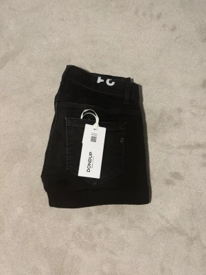 Dondup George Jeans - Svarta jeans från Dondup. Storlek 31. Model George. Mycket fint skick på dem. Nypris ligger runt 3000. Säljs för 550, vid köp ingår tags och kvitto. 