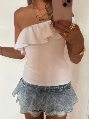 One shoulder vit volangtopp  - Så fin one shoulder vit volangtopp ! OBS: ❗️Denna kommer säljas via budgivning i min Plick Live show + caia giveaway den 27e Augusti kl 20.00, så denna går inte att köpa nu. Men skriv gärna om ni har frågor. Jag är 168 och det är mina bilder💖 