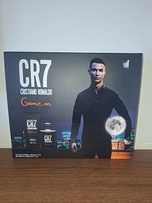 CR7 Game On parfymset - Snyggt parfymset från Cristiano Ronaldo med doften CR7 Game On. Setet innehåller parfym och duschgel, perfekt för dig som vill dofta fräscht och sportigt.