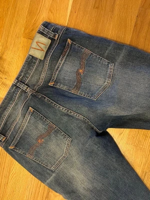  Nudie Jeans - Säljer ett par tvär feta nudie jeans med tvär fet fade i väldigt fint sick, ny pris 1700 men säljer för endast 449 