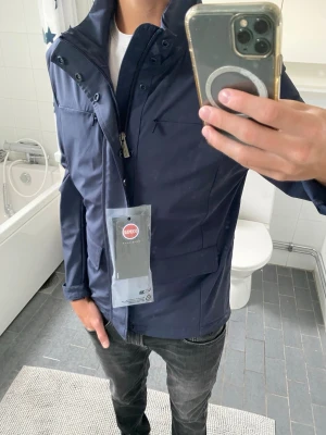 Colmar field jacket  - Säljer denna riktigt sköna och hyfsat tunna field jacket | perfekt till denna sensommar, men även hösten och vintern då man kan ha tröja under | 10/10 skick helt sprillans ny | nypris ligger på närmre 3000kr | skriv vid frågor eller intesse!