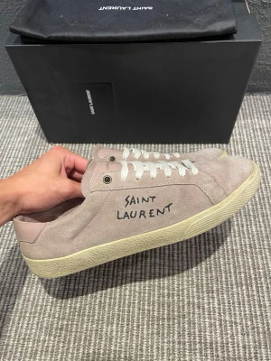Saint Laurent skor - Hej, säljer nu dessa svin snygga saint Laurent skor. Skorna är i grymt skick!  Begränsat antal boxar och dustbag. Hör av dig vid frågor.