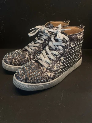 Christian Louboutins - Ödle skin, alla nitar kvar. Inget tillbehör eller något 