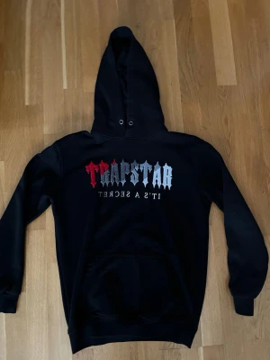 Trapstar Hoodie - Säljer en svart trapstar hoodie i storleken Small. Skriv om fler bilder önskas