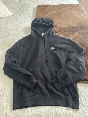Nike Original Tracksuit  - Säljer ett Nike Original Tracksuit i storlek medium/M Det är ett skönt och snyggt basic set med Nike loggan både på byxan och hoddien. Det är i ett fint skick och har inga skador. Köpte det sommaren 2025 så det är ej så gammalt. Hör av er om ni har frågor. OBS setet säljs ej separat!
