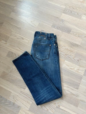Tramarossa jeans w33 - Superfina populära blå sartoria tramarossa jeans säljes i w33. 111 cm total längd och 43 cm breda i midjan. Otroliga jeans och grym passform perfekta för alla tillfällen! Inga hål eller fläckar i utmärkt skick och tveka inte vid minsta fråga eller fundering!