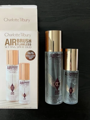 Charlotte Tilbury Airbrush Setting Spray Duo - Säljer ett duo-pack med Charlotte Tilbury Airbrush Flawless Setting Spray. Innehåller en stor och en mindre sprayflaska med genomskinlig vätska och eleganta roséguldiga lock. Perfekt för att fixera makeup hela dagen och natten. Den stora har enbart testats 2-3 gånger och den lilla är helt orörd. Säljes pga att de ej kommit till användning. 