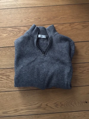 Grå quarter zip  - Riktigt snygg quarter zip perfekt till hösten. Storleken är S och säljer den inte passar. Den har inga märkbara defekter och är knappt använd. Skriv gärna om du har frågor!