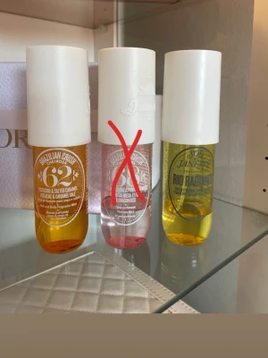Sol de Janeiro parfymmist - Två olika parfymmister från Sol de Janeiro i snygga flaskor med vita lock. 62 i doft av pistage & salt karamell,  och den gula med Rio Radiance. Perfekt för dig som gillar fräscha och söta dofter.