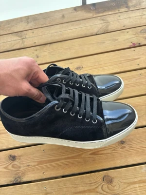 HELT NYA Lanvin svart uk7 - Säljer nu dessa sjukt feta svarta lanvins som är helt perfekta för sommaren! Size uk7 som motsvarar 41-42! Skick 9/10  😌. Nypris 5000kr mitt pris 2799 och vid snabb affär gör jag ännu bättre pris! Hör av dig vid intresse 🤩📦 !🫡