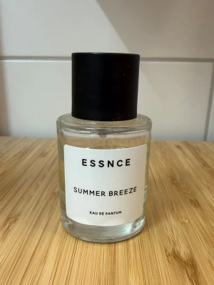ESSNCE Summer Breeze parfym - Fräsch parfym från ESSNCE. Doften heter Summer Breeze, 50 ml