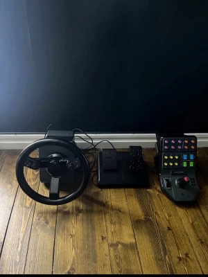 *NY SÄNKT PRIS*Logitech G Saitek FarmingSimulator ratt pedaler och kontrollpanel - Nypris 2400kr  Har ingen användning för denna längre står bara oanvänt, fullt fungerande som ny  *köp den för 650* 