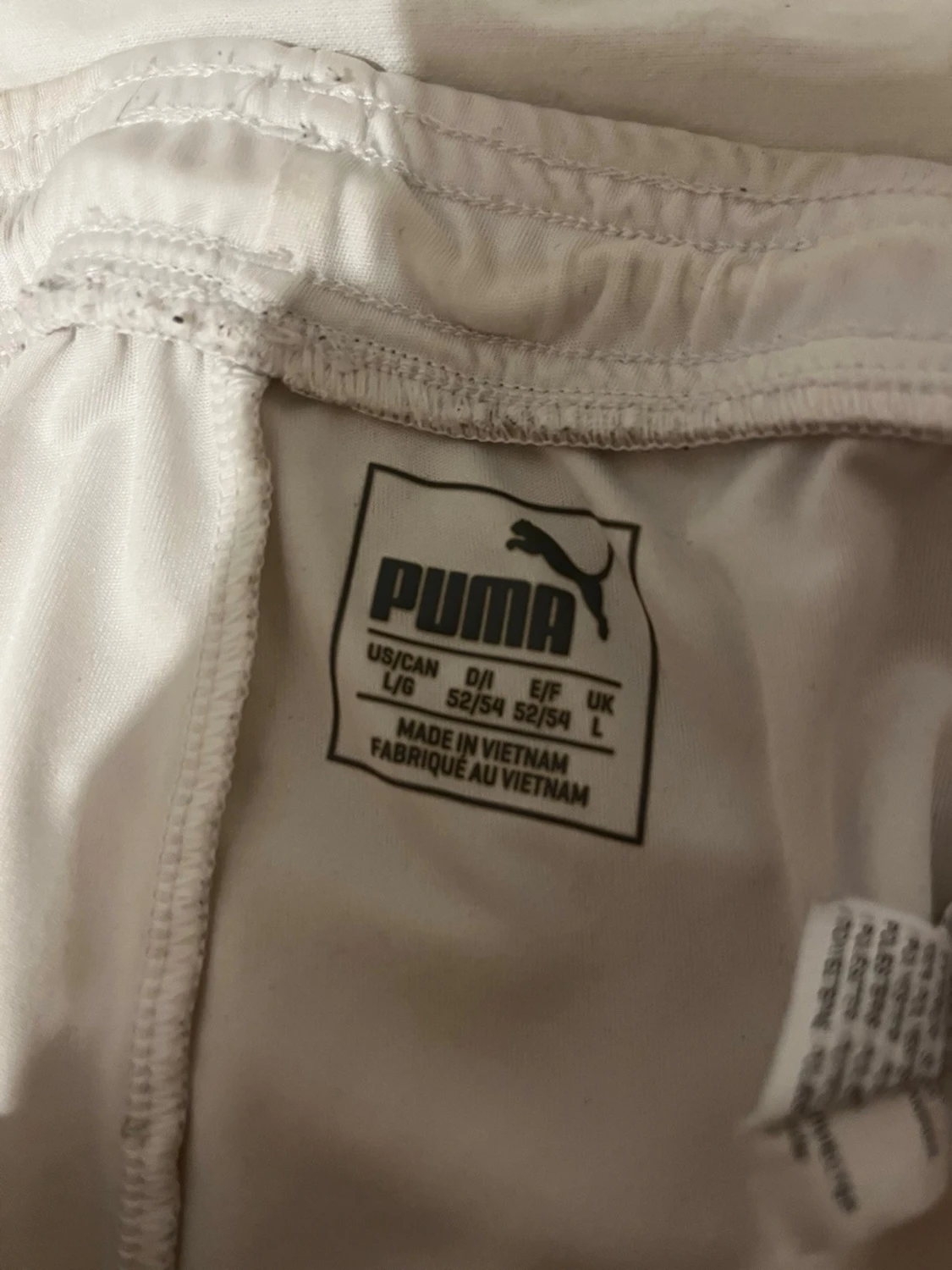 Vita sportiga Puma shorts med svarta detaljer - 2