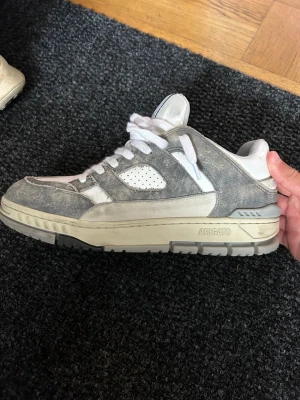 Gråa sneakers Axel Arigato - Skor från arigato som jag använt fåtal gånger. Skicka dm om du har frågor.