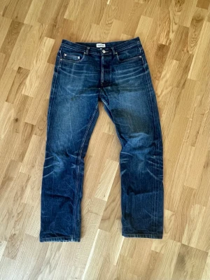 A.P.C selvedge Hiver 87 - Selvedge jeans med sjuka fades och whiskers. Modellen är hiver 87 och är rak-baggy, inget slitage i grenen och allmänt bra skick. Skickar gärna mått eller fler bilder! Pris går att diskutera 