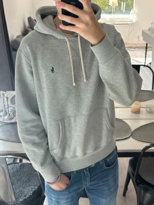 Polo Ralph Lauren hoodie - Snygg äkta ljusgrå hoodie från Polo Ralph Lauren med qr kod. Storlek L. Mycket bra skick utan fläckar och hål. Jag är 191 väger 78 kg. Pris går att diskutera vid snabb och enkel affär.