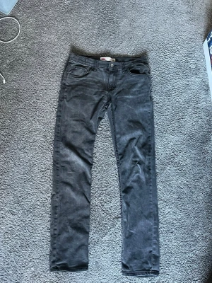 Svarta slim fit jeans - Säljer ett par Levis 512, storlek 16a 176 cm