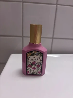Gucci Flora Gorgeous Gardenia parfym - Gucci parfym 30 ml. Lite mindre än hälften är använd, annars i fint skick. 