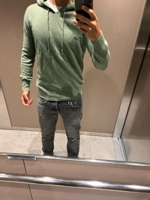Ljusgrön Kashmir hoodie - Säljer min nya ljusgröna kashmir hoodie då den var i fel storlek för mig. Fritt fram att ställa frågor om det är något ni undrar över🤝