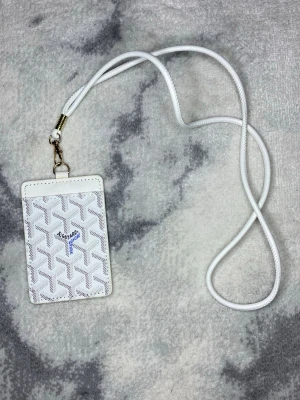 Vit neckwallet - En oanvänd neckwallet i vit färg. Sänker priset vid snabb affär 