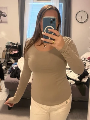 Beige långärmad tröja - Snygg beige långärmad tröja. Aldrig använt så i bra skick
