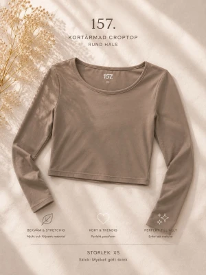 Beige långärmad topp - En enkel och stilren beige långärmad topp med rund halsringning. Tillverkad i mjukt bomullsmaterial som sitter skönt mot kroppen. Perfekt att matcha med både jeans och mjukisbyxor för en avslappnad look.
