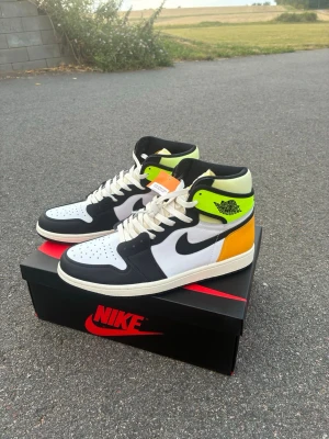 Jordan 1 Retro High White Black Volt University Gold - Höga sneakers från Jordan i färgerna vit, svart, volt och university gold.