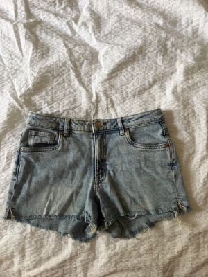 Blå jeansshorts  - Ljusblå jeansshorts med mid waist passform storlek 158 med resår inuti man kan dra åt