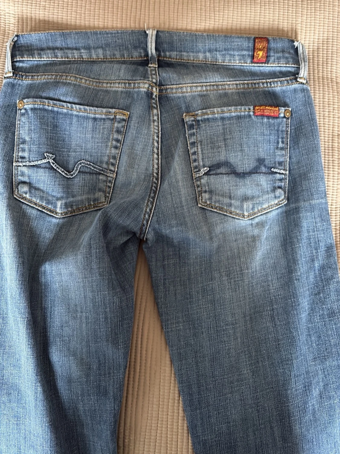 Blå bootcut jeans med slitningar från 7 for al mankind - 2