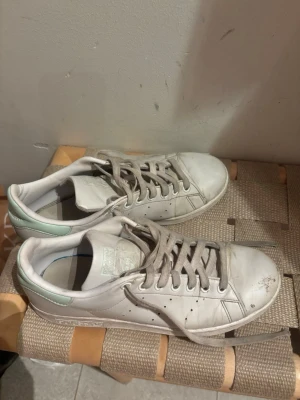 Vita sneakers med mintgrön detalj - Skor