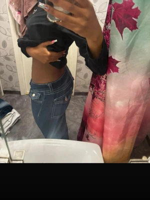 low waist Gina tricot jeans - .Ett par 158 low midjas byxor med vita detaljer från Gina tricot, jag är 166 cm och dom passar mig perfekt lite längre oxå så om du är xs så passar dom! Rätt säker på att dom ej säljs längre!! ( ej säkert dock) pris kan diskuteras