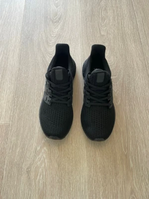 Svarta Adidas Ultraboost  - Svart Adidas Ultraboost i storlek 44/43 priset är inte fast så kan gå ner lite