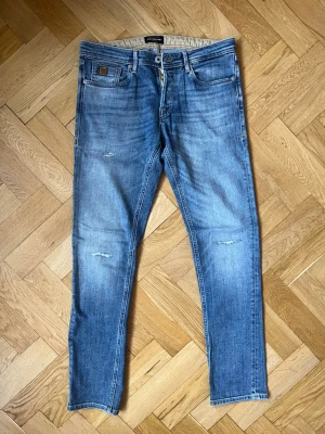 Jack & Jones jeans - Slim fit Jack & Jones jeans. W30 L32. Kom privat för fler frågor!