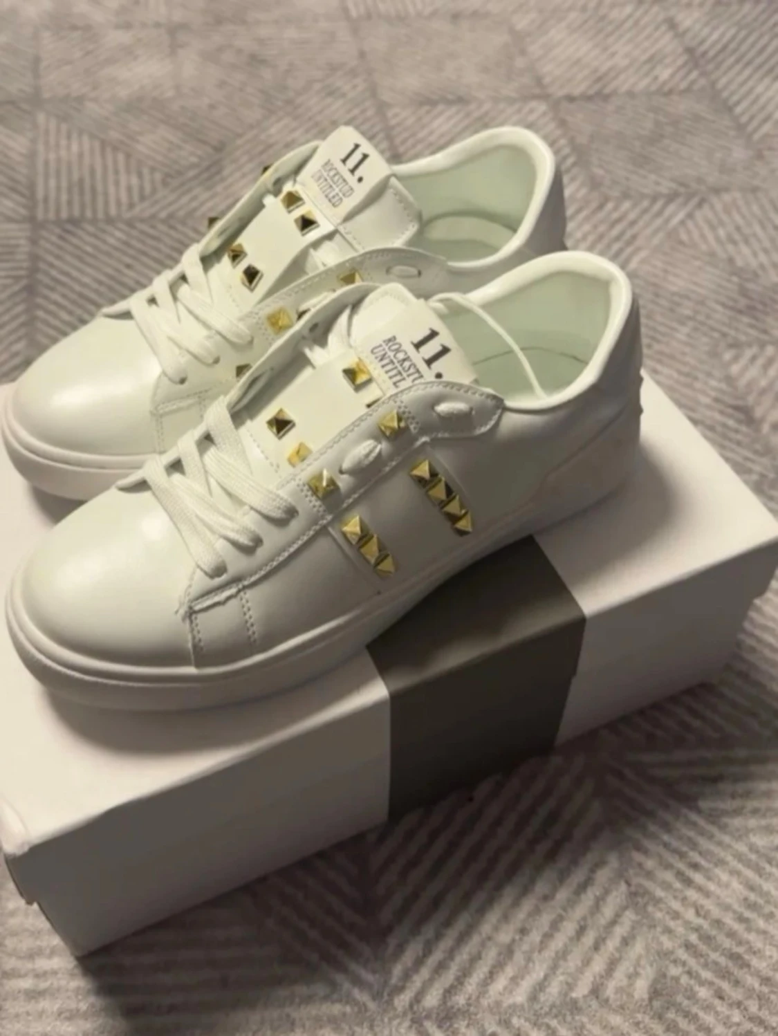 Vita sneakers med gulddetaljer